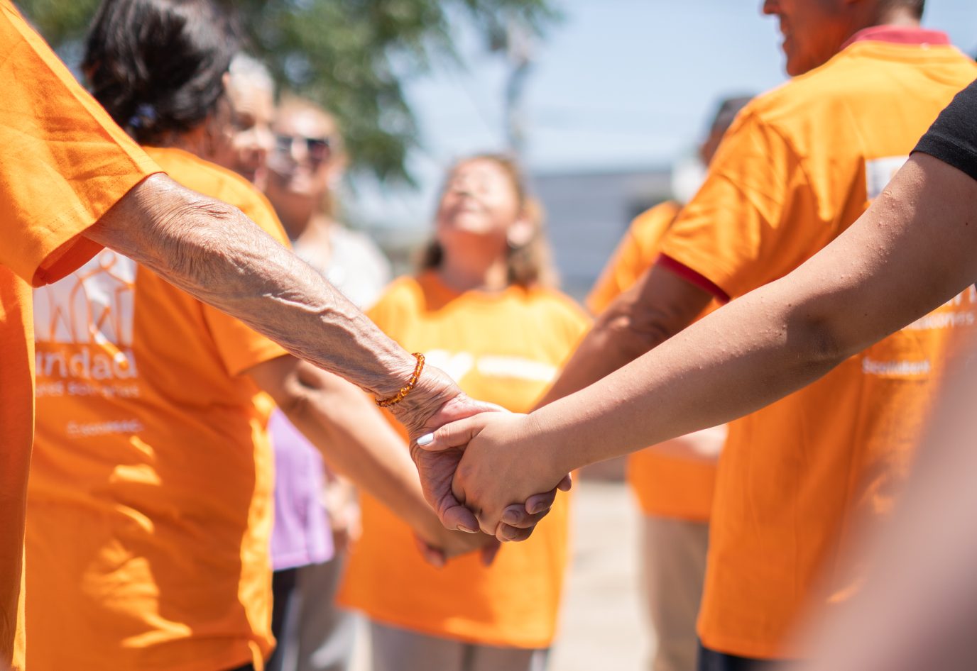 Personas dándose la mano en una jornada solidaria